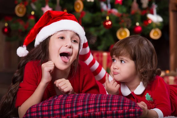 Zdobení vánočního stromku dvě sestřičky. Příprava na nový rok. Dívky baví — Stock fotografie