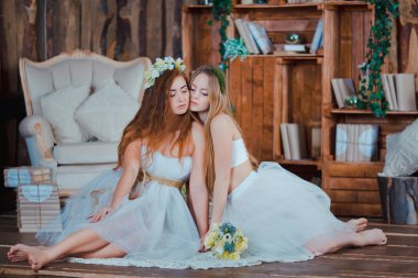 Vintage iç oturan iki güzel şehvetli kız