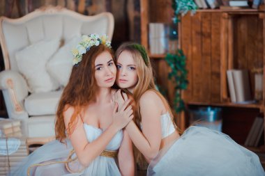 Vintage iç oturan iki güzel şehvetli kız