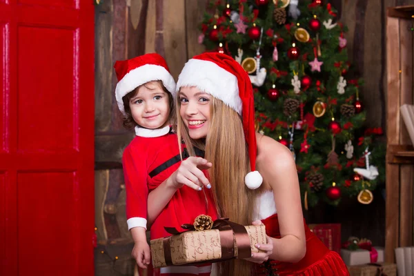 Two Santa girls decorating Christmas tree. New year interior. — Stock fotografie