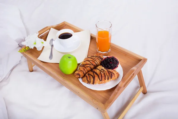 Завтрак в постели на деревянном трамвае — стоковое фото