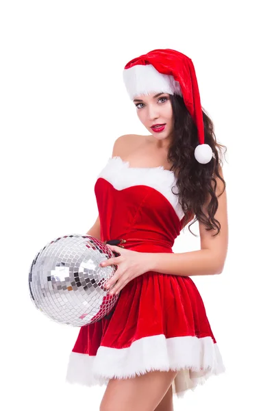 Sexy jeune femme en tenue de Noël et chapeau tenant le ballon disco. isolé sur blanc — Photo