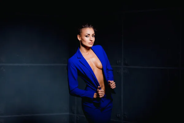 Portret przepiękny młody kaukaski atrakcyjny biznes sexy kobieta lub sekretarza na sobie niebieską kurtkę. — Zdjęcie stockowe