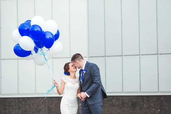 Novia feliz y novio celebrando el día de la boda con globos — Foto de Stock