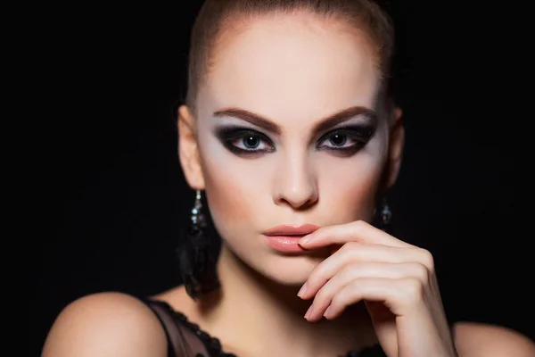 Modelo de mujer joven caliente con maquillaje de labios sexy, cejas fuertes, piel brillante limpia. Hermoso retrato de moda de glamour cara femenina — Foto de Stock