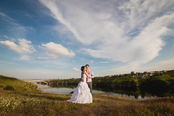 Happy bride and groom celebrating wedding day. Married couple on beautiful landscape — Stock fotografie