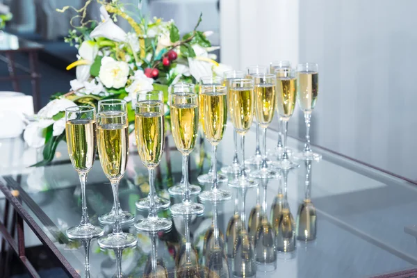 Элегантные бокалы с шампанским, стоящие в ряд на столе — стоковое фото