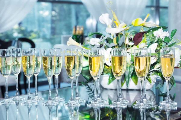 Elegant glas med champagne står i rad på bordet — Stockfoto