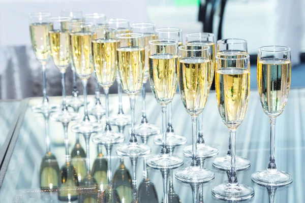 Elegante glazen met champagne staan in een rij op tafel — Stockfoto