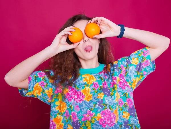 Joven hermosa mujer con cítricos naranja fruta divertirse . — Foto de Stock
