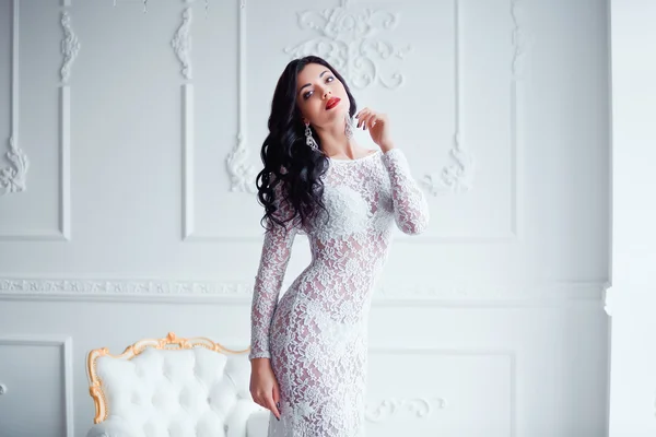 Perfeito, pernas sexy e bunda de jovem mulher vestindo vestido branco sedutor posando perto de cadeira vintage luxo — Fotografia de Stock