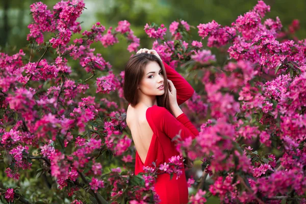 Bahar çiçekleri parkında mutlu, güzel bir kadın.. — Stok fotoğraf