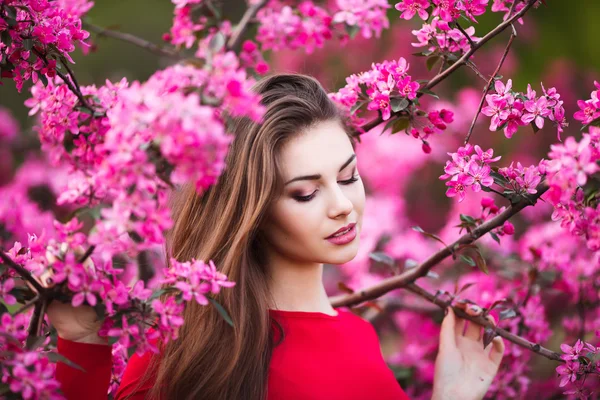 Bahar çiçekleri parkında mutlu, güzel bir kadın.. — Stok fotoğraf