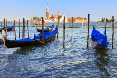 Venedik ve yaz aylarında gondol
