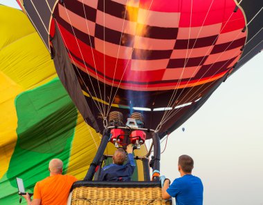 Sabahın erken saatlerinde renkli sıcak hava balonu
