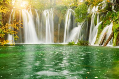 Şelale sonbaharda Plitvice Gölleri