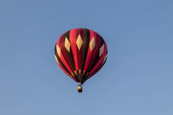 Pallone aerostatico colorato nel cielo blu, festival — Foto Stock