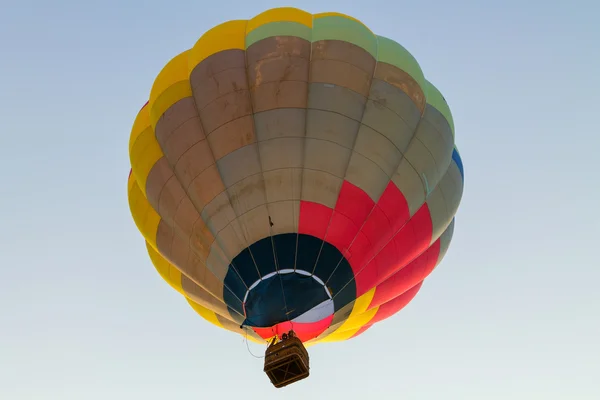 蓝色天空中色彩斑斓的热气球 — 图库照片