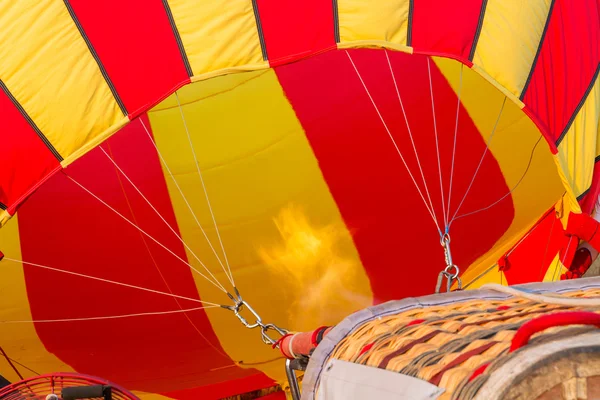 Balon cu aer cald colorat dimineața devreme — Fotografie, imagine de stoc