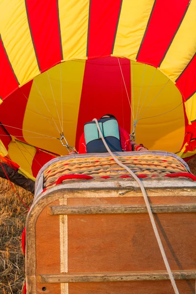 Balão de ar quente colorido no início da manhã — Fotografia de Stock