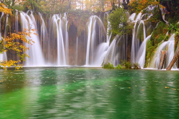 Vízesés a Plitvicei-tavak ősszel — Stock Fotó