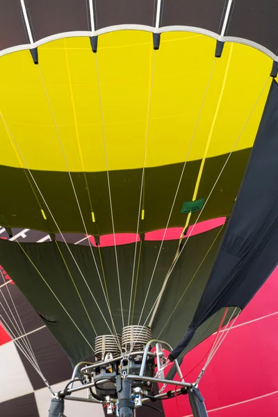 Sabahın erken saatlerinde renkli sıcak hava balonu Macaristan — Stok fotoğraf
