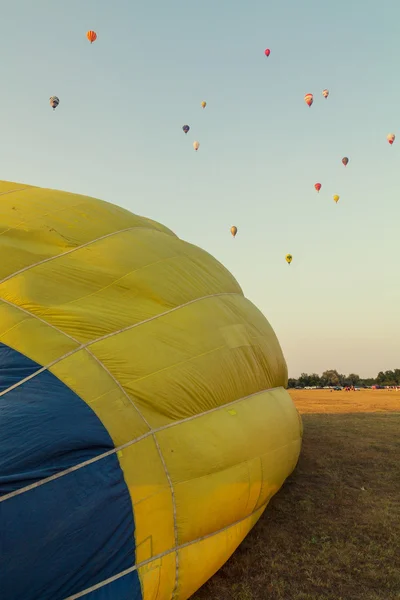 Барвиста повітряна куля рано вранці — стокове фото