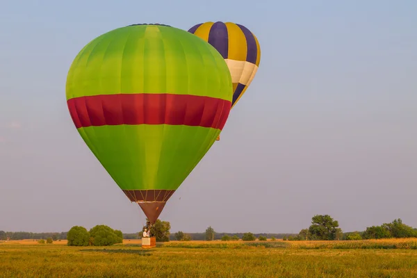 Balon cu aer cald colorat dimineața devreme — Fotografie, imagine de stoc