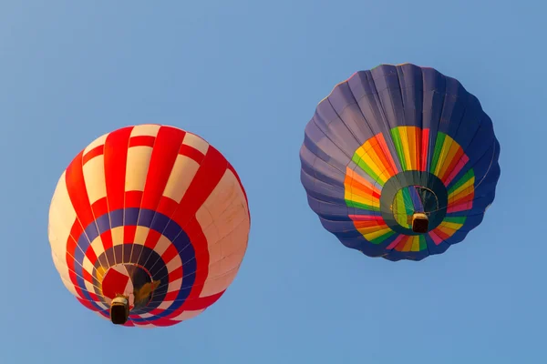 Színes hőlégballon a korareggeli órákban — Stock Fotó