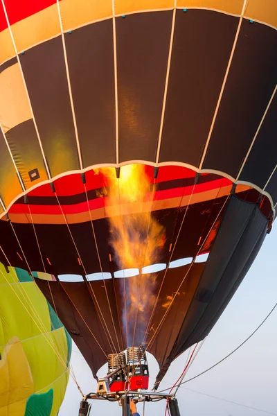 Sabahın erken saatlerinde renkli sıcak hava balonu — Stok fotoğraf