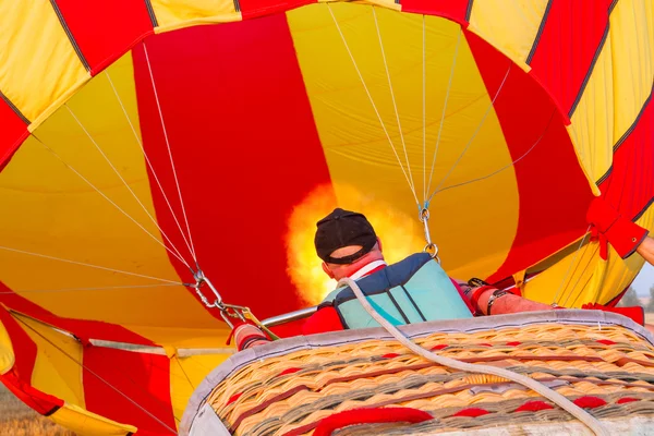 Balão de ar quente colorido no início da manhã — Fotografia de Stock