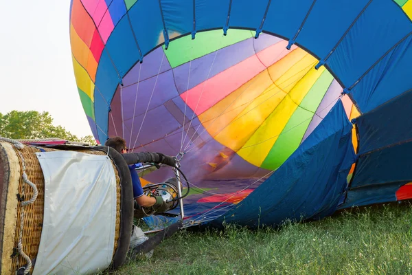 Balon cu aer cald colorat dimineața devreme — Fotografie, imagine de stoc