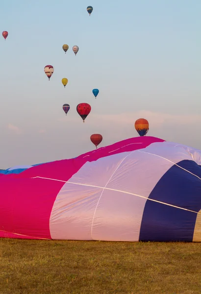 Bunter Heißluftballon frühmorgens — Stockfoto
