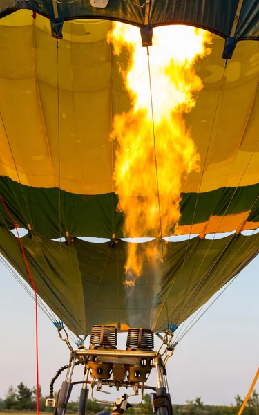 Sabahın erken saatlerinde renkli sıcak hava balonu — Stok fotoğraf