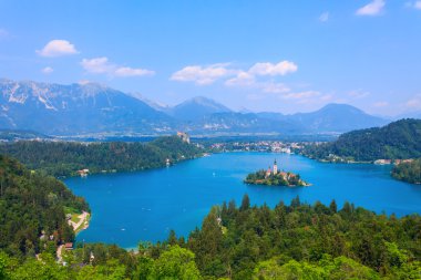 Lake Bled ve adanın kilise yaz ile