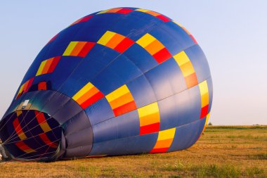 Sabahın erken saatlerinde renkli sıcak hava balonu