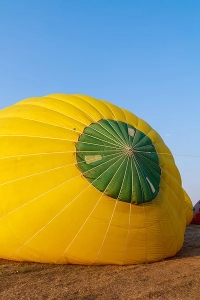 Красочный воздушный шар рано утром — стоковое фото