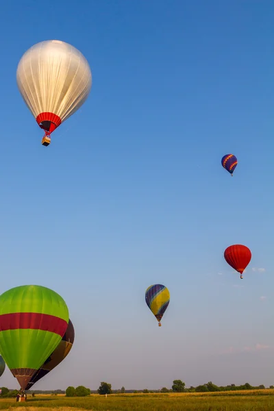 Барвиста повітряна куля рано вранці — стокове фото