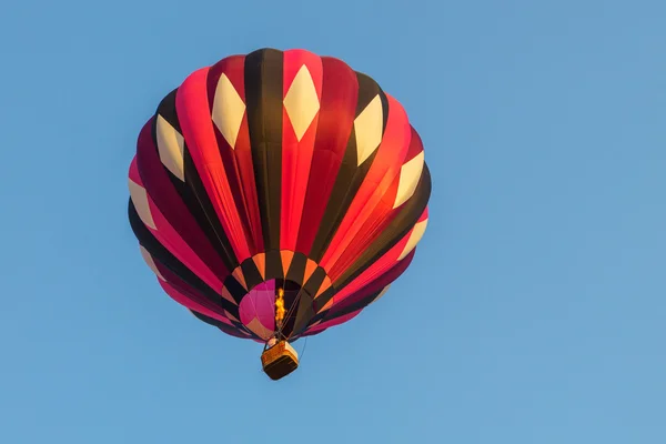 Sabahın erken saatlerinde renkli sıcak hava balonu — Stok fotoğraf