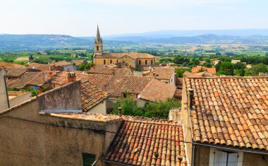 Bonnieux Provence regi büyüleyici eski küçük köy ve kilise
