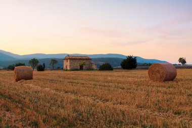 Saman balya güneş doğarken Provence bölgesini