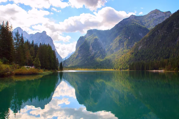 Lago Dobbiaco a montanha de Dolomites — Fotografia de Stock