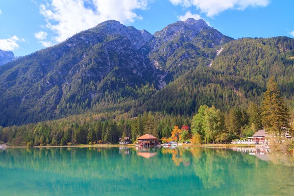 Dobbiaco sjön berget Dolomiterna — Stockfoto