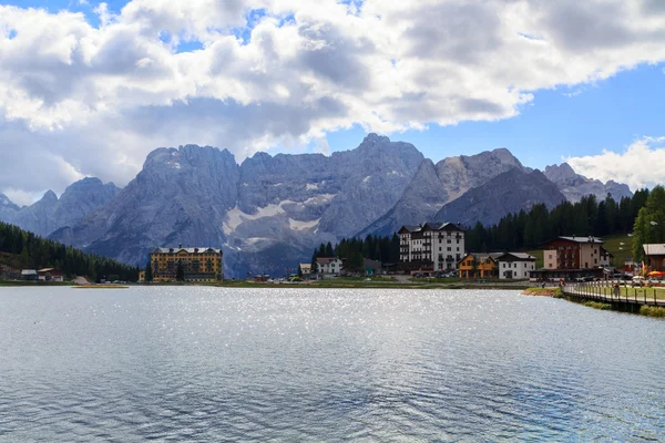 Lago Misurina magnífico entorno de los Dolomitas — Foto de Stock