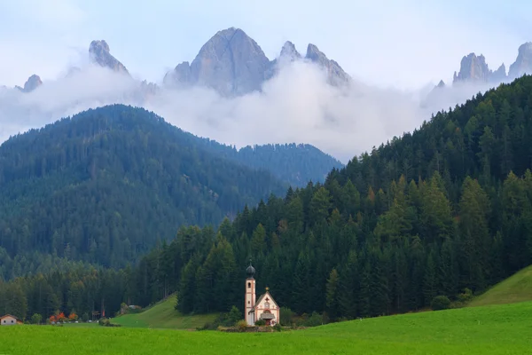 Pyhä Johann kirkko Santa Maddalena Dolomiitit — kuvapankkivalokuva