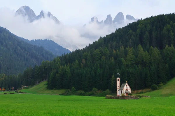 Eglise St Johann de Santa Maddalena dans les Dolomites — Photo