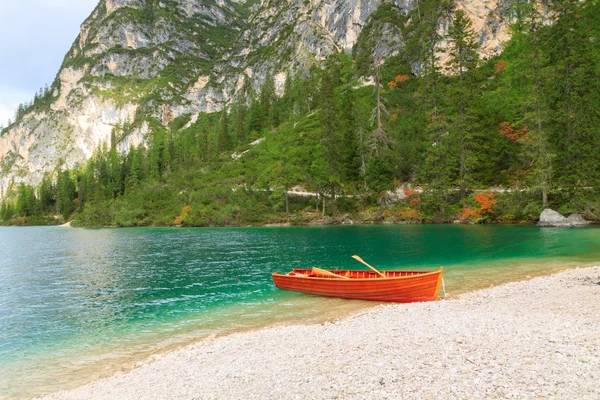 Boat on the Braies lake in the Dolomites — Stock Photo, Image