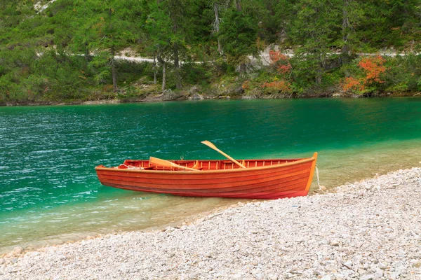 Bateau sur le lac des Braies dans les Dolomites — Photo