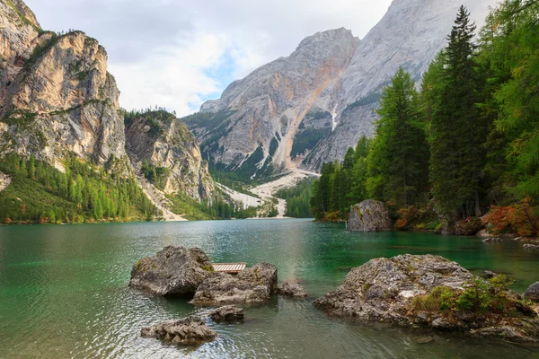 Pragser See in den Dolomiten — Stockfoto