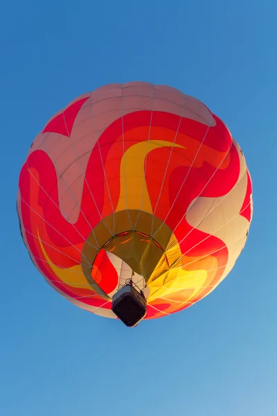 Balão de ar quente colorido no início da manhã — Fotografia de Stock